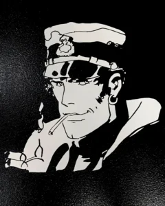 Corto Maltés en ilustración stencil blanco y negro, obra artística de Irreverentes