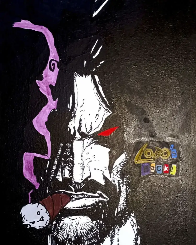 Cuadro de Lobo (DC) en retrato de alto contraste, con cigarro, fondo negro, ojo rojo y el texto “Lobo’s back!”.