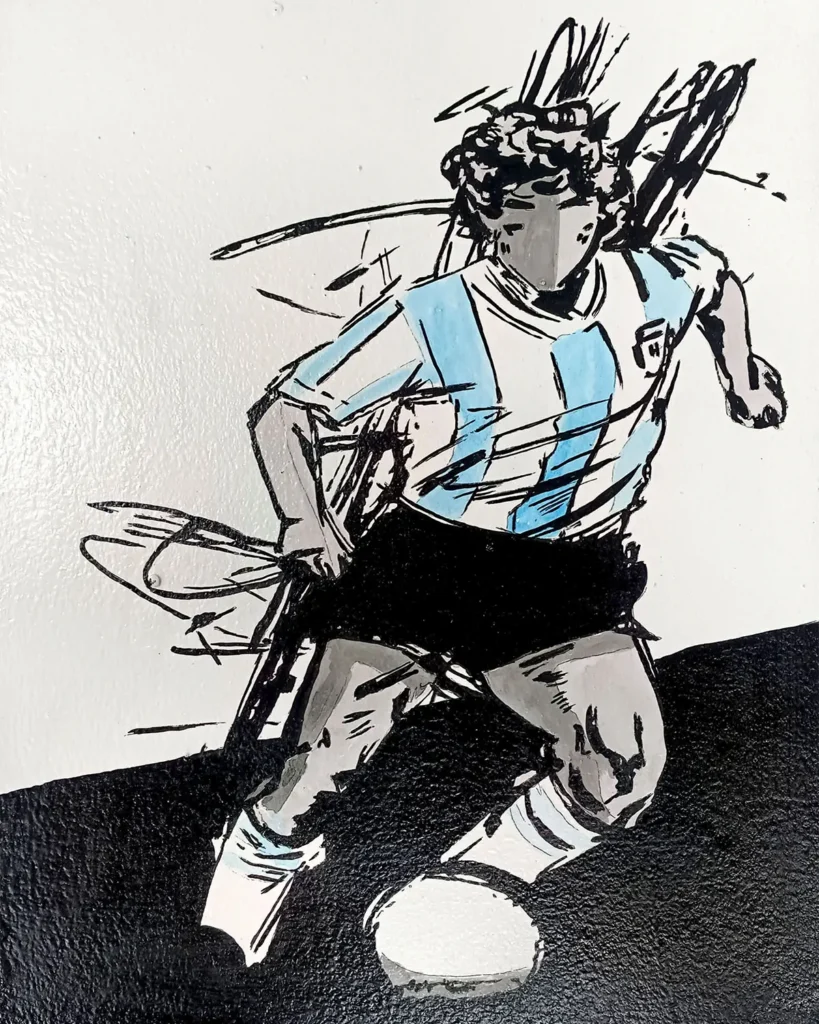 Ilustración estilo stencil de Diego Maradona con camiseta de Argentina en celeste y blanco, conduciendo un balón de fútbol, obra original de Irreverentes.