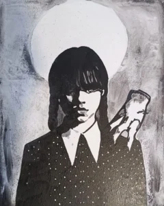 Cuadro inspirado en Miércoles Addams en blanco y negro, retrato de estética gótica con fondo circular claro y contraste dramático.