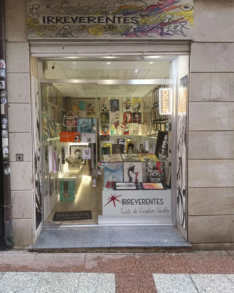 Fachada de la tienda Irreverentes con exposición de cuadros frikis pintados a mano, ilustraciones de cine, cómic, música y cultura pop