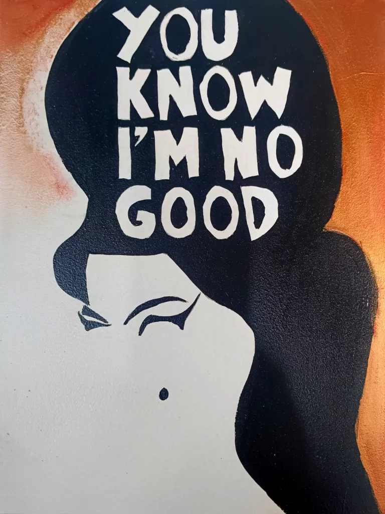 Cuadro pintado a mano de Amy Winehouse con la frase “You know I’m no good” en estilo gráfico y fondo naranja