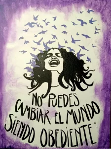 Cuadro con frase “No puedes cambiar el mundo siendo obediente” y retrato femenino con pájaros.