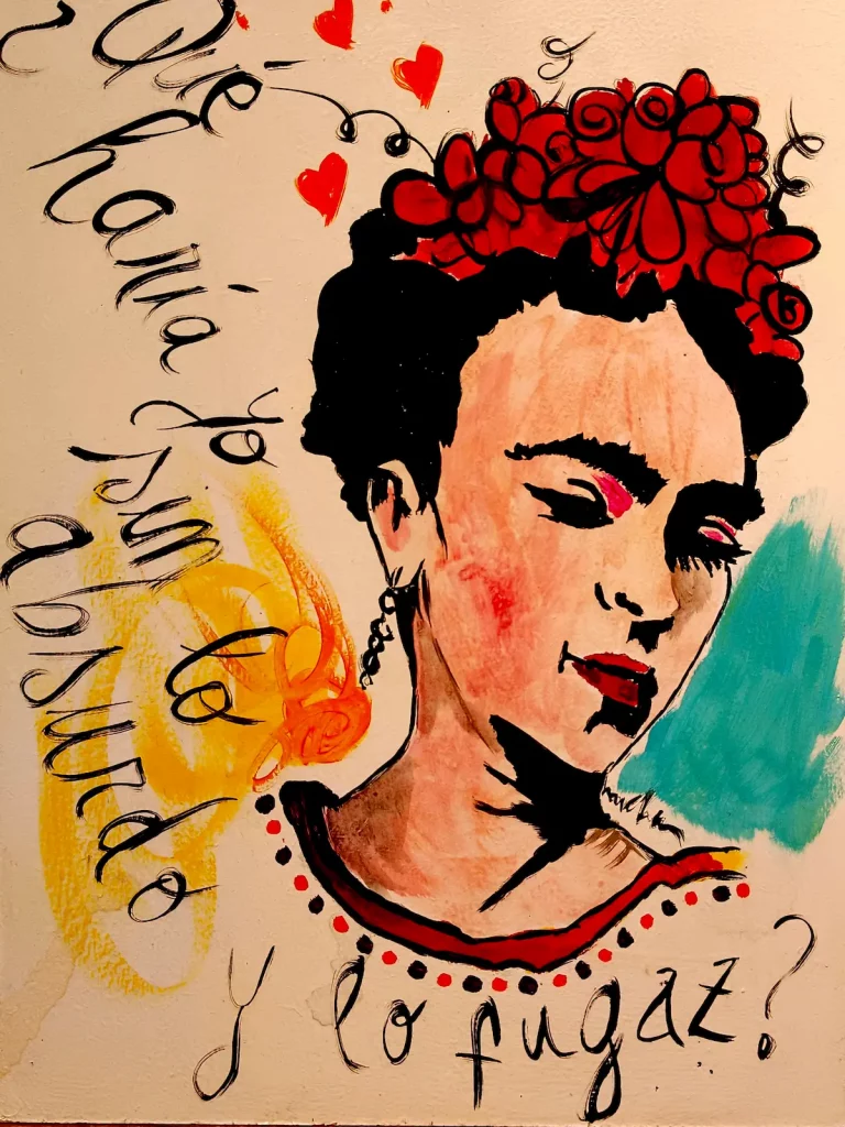 Cuadro pintado a mano de Frida Kahlo con corona de flores rojas y frase romántica