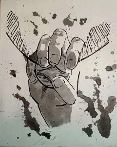 Ilustración en tinta de una mano atrapando la Snitch dorada de Harry Potter con sus alas desplegadas a los lados, con manchas de tinta expresivas, pintada a mano sobre tabla de DM.