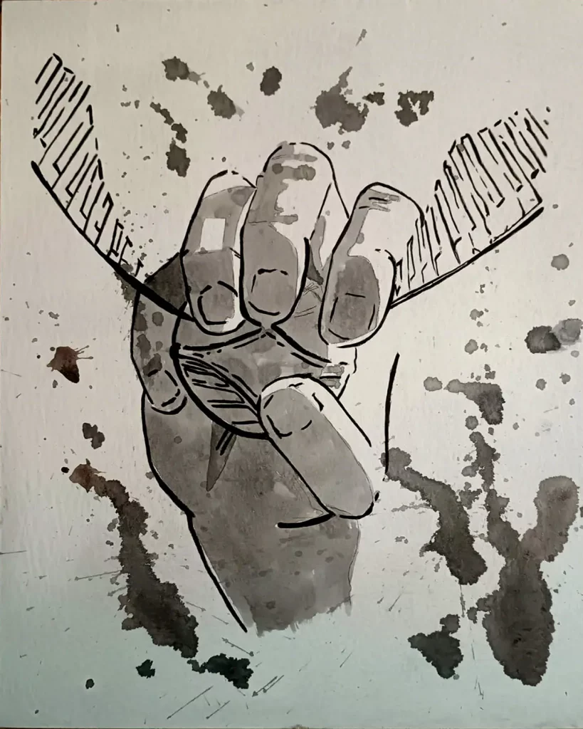 Ilustración en tinta de una mano atrapando la Snitch dorada de Harry Potter con sus alas desplegadas a los lados, con manchas de tinta expresivas, pintada a mano sobre tabla de DM.