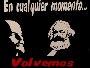 Cuadro pintado a mano con retratos de Lenin y Karl Marx y la frase “En cualquier momento volvemos”