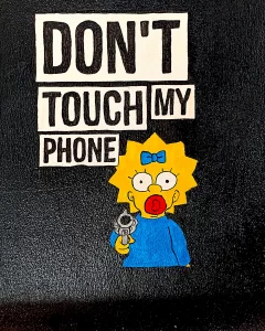 Pintura acrílica de Maggie Simpson con pistola y el texto "Don't Touch My Phone" sobre fondo negro, pintada a mano sobre tabla de DM.