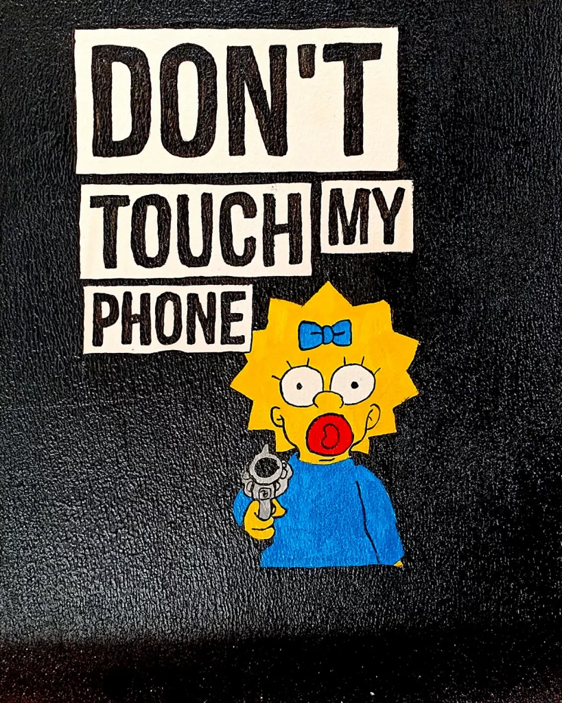 Pintura acrílica de Maggie Simpson con pistola y el texto "Don't Touch My Phone" sobre fondo negro, pintada a mano sobre tabla de DM.