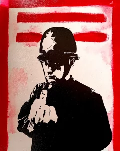 Pintura acrílica estilo Banksy de un policía británico haciendo el gesto del dedo corazón, en negro sobre fondo blanco con marco rojo, pintada a mano sobre tabla de DM.