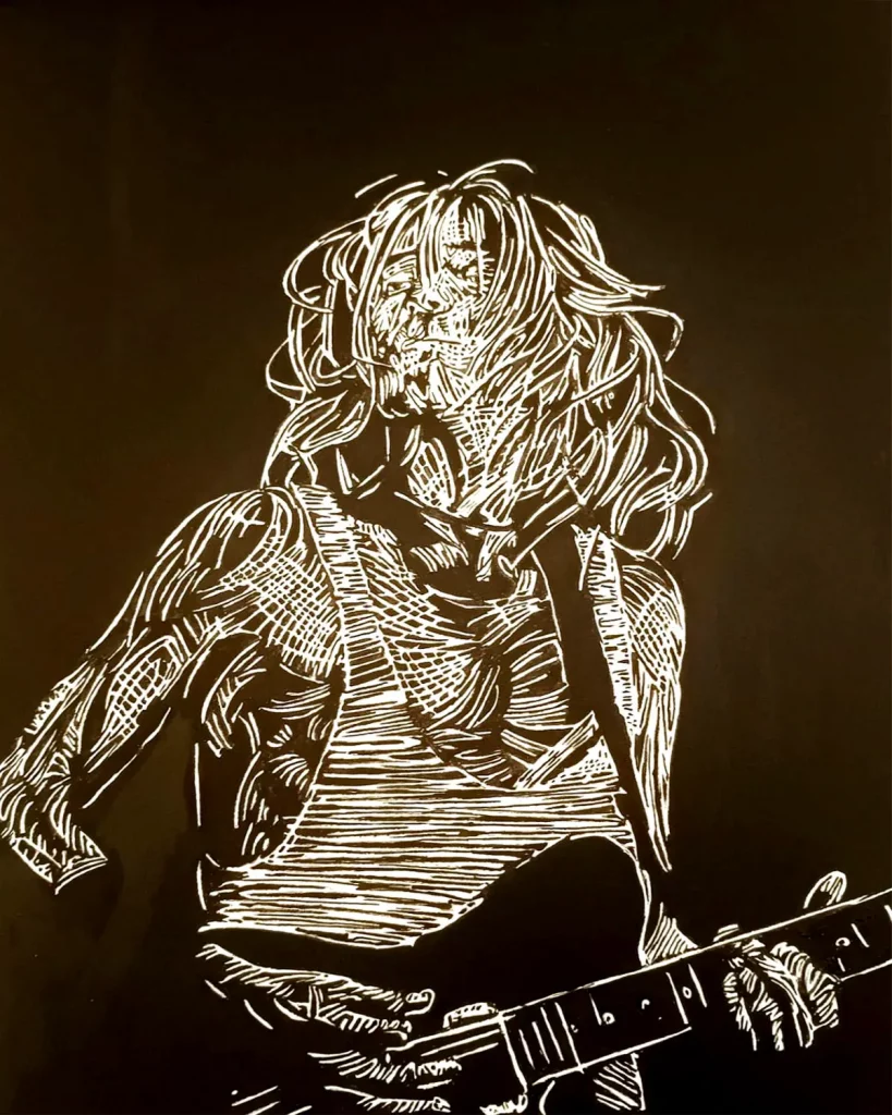 Ilustración en tinta blanca sobre fondo negro de Robe Iniesta, cantante de Extremoduro, tocando la guitarra con el pelo al viento, pintada a mano sobre tabla de DM.