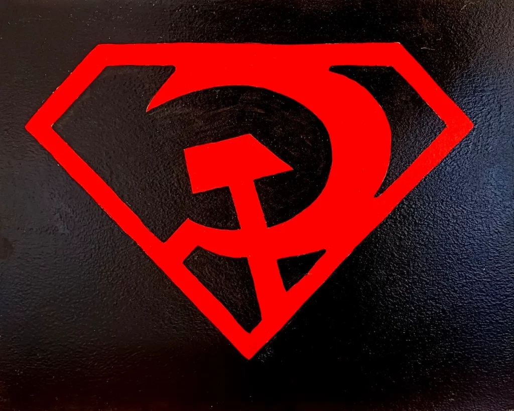 Pintura acrílica del logo de Superman Red Son con la hoz y el martillo en rojo sobre fondo negro, pintado a mano sobre tabla de DM.