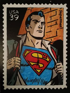 Ilustración de Superman abriendo la camisa mostrando el símbolo S en estilo sello vintage.