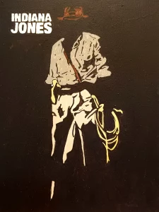 Ilustración minimalista de Indiana Jones con sombrero y látigo sobre fondo negro.