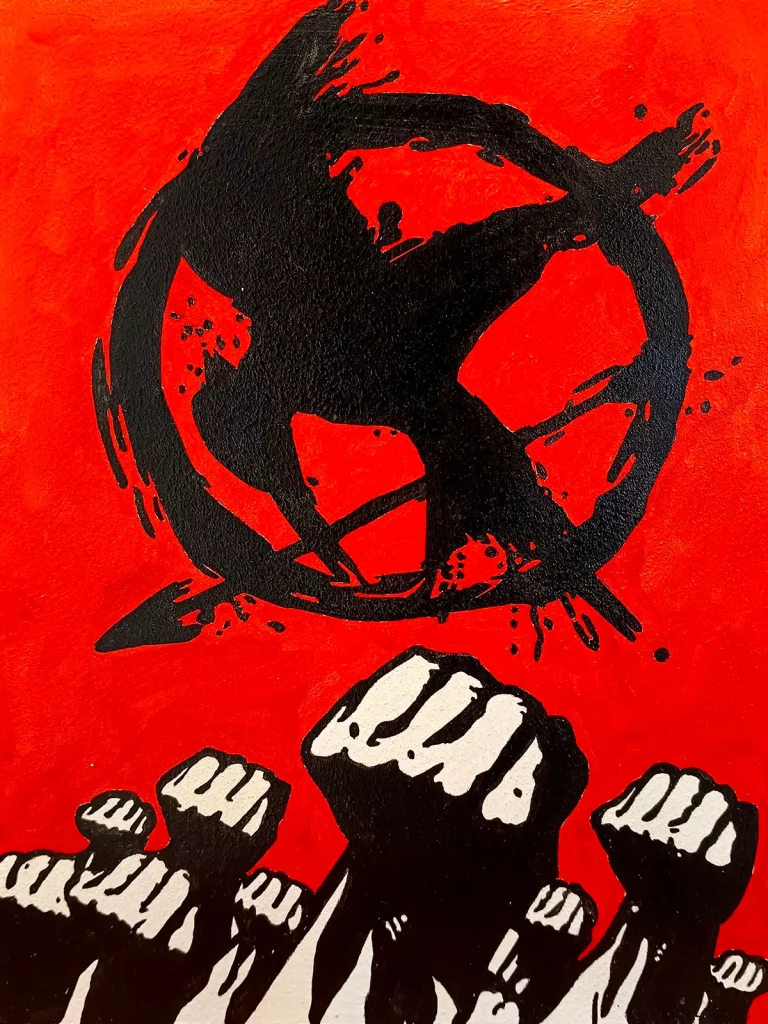 Ilustración del símbolo del sinsajo de Los Juegos del Hambre sobre fondo rojo con puños alzados de protesta.