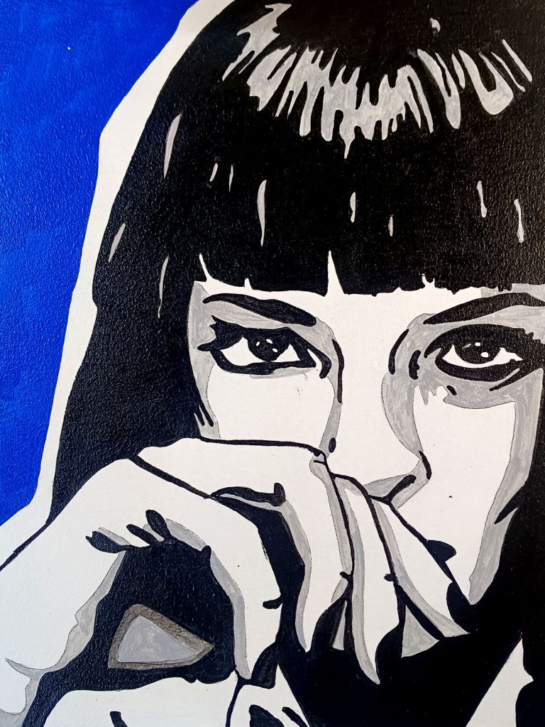 Retrato en blanco y negro de Uma Thurman en Pulp Fiction con mirada intensa y mano cubriendo la boca