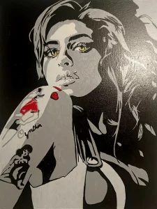 Retrato de Amy Winehouse en blanco y negro con detalles en rojo y ojos destacados