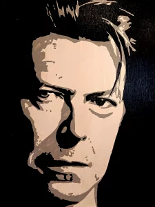 Retrato de David Bowie en alto contraste blanco y negro con fondo negro Irreverentes