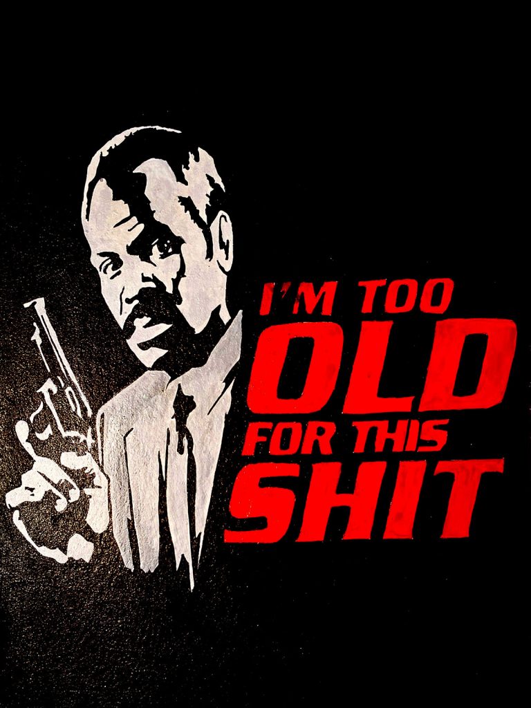 Retrato estilo stencil de policía con pistola y frase I’m too old for this shit de Arma Letal