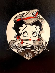 Ilustración de Betty Boop conduciendo una moto con gorra y estilo retro