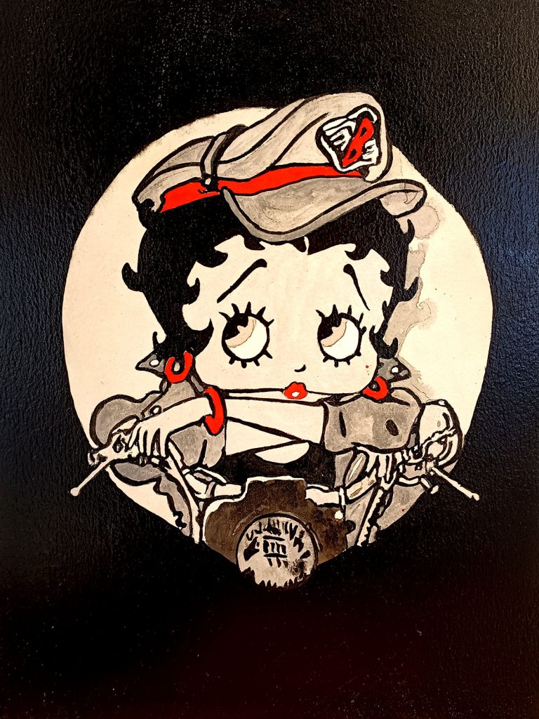 Ilustración de Betty Boop conduciendo una moto con gorra y estilo retro