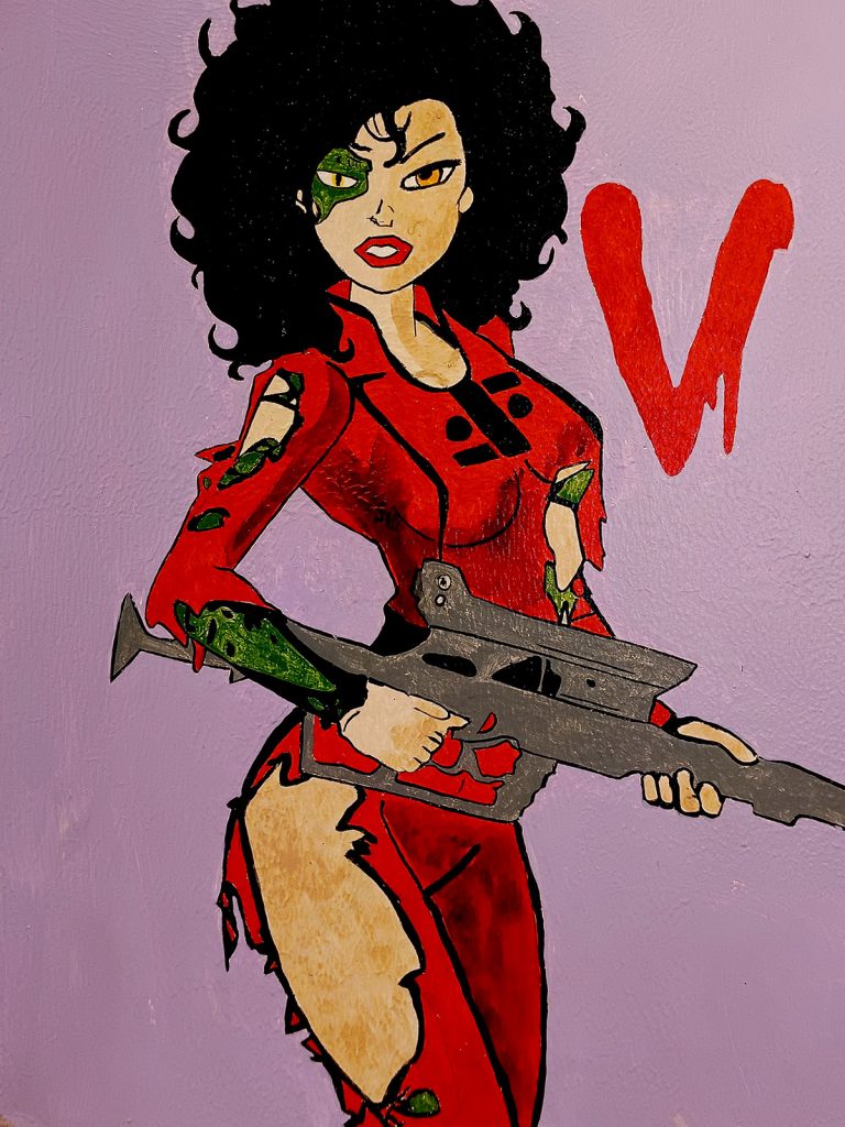Ilustración de Diana de la serie V con uniforme rojo y rasgos reptilianos sosteniendo un arma