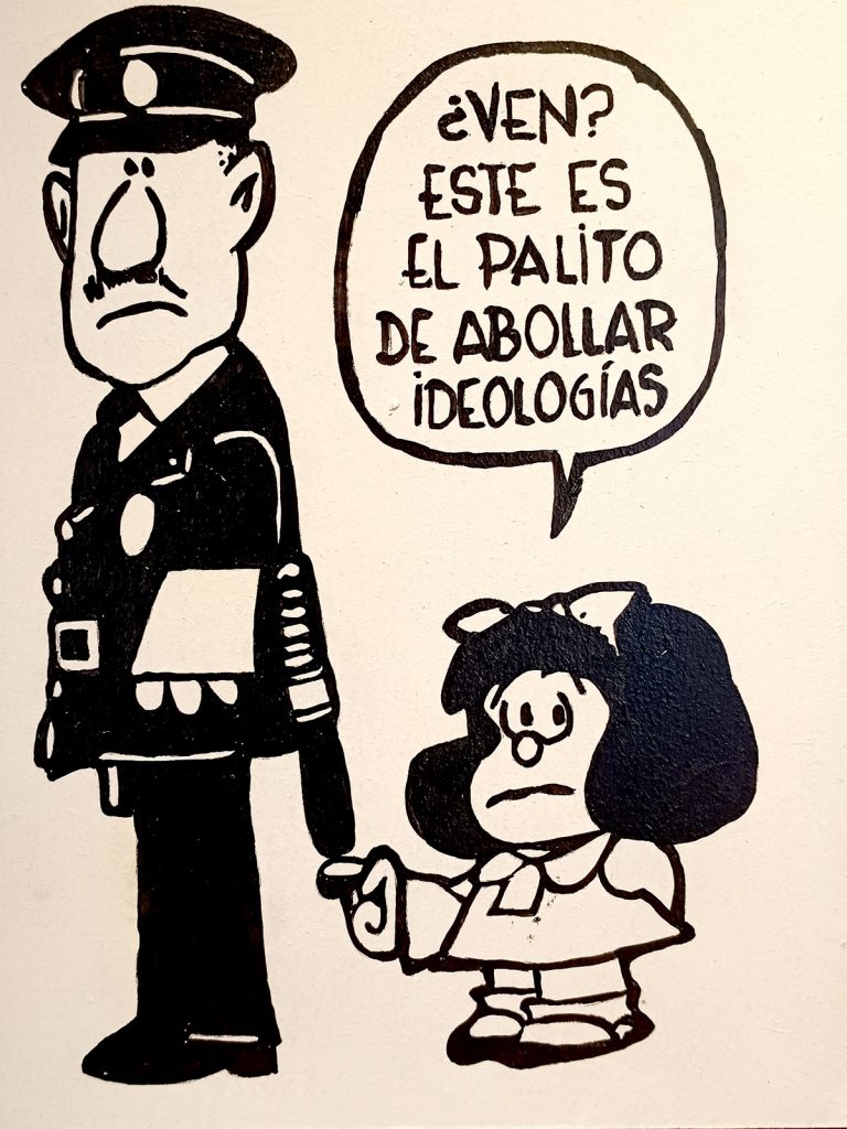 Ilustración de Mafalda con un policía y viñeta crítica sobre ideologías en estilo cómic