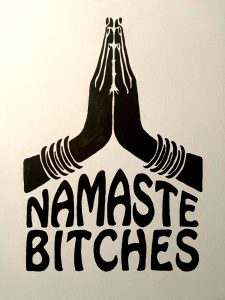 Ilustración de manos en gesto namaste con texto Namaste bitches en estilo tipográfico