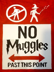 Cartel No muggles past this point con iconos mágicos y estilo gráfico