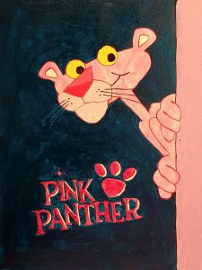 Ilustración de la Pantera Rosa asomándose con expresión curiosa sobre fondo oscuro