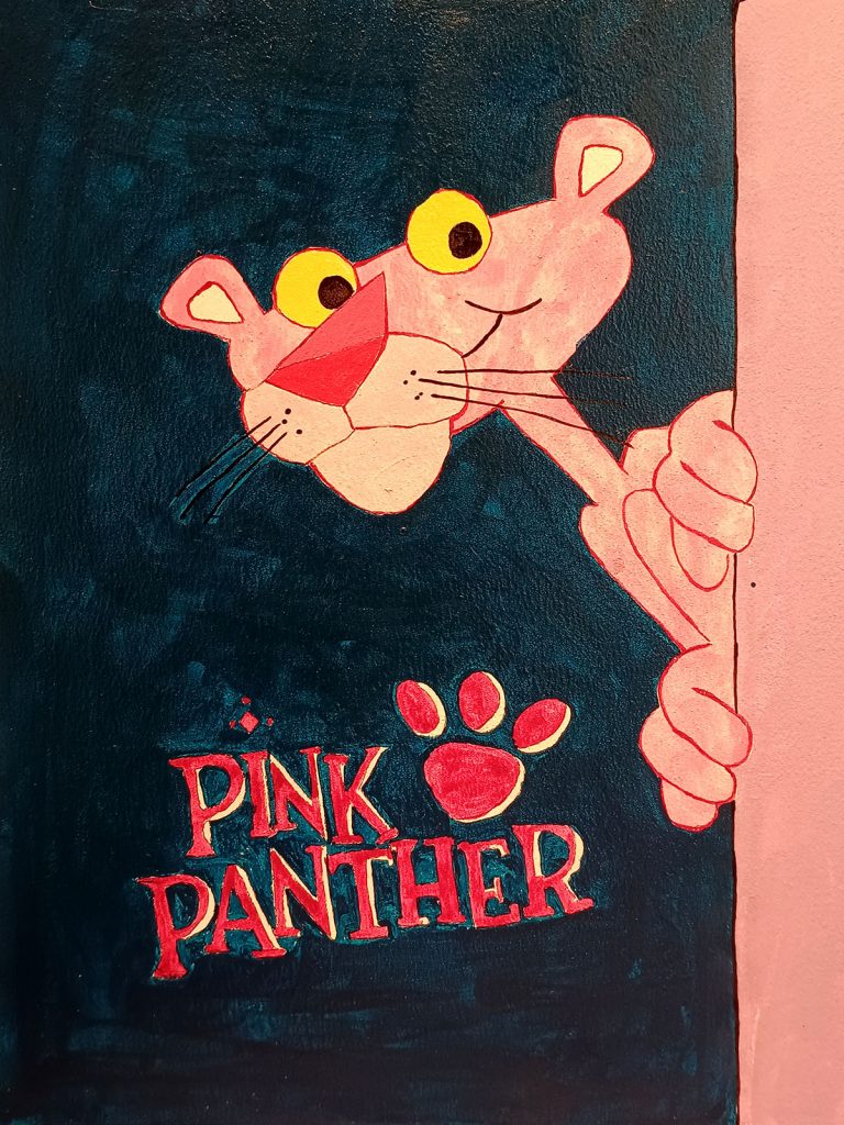 Ilustración de la Pantera Rosa asomándose con expresión curiosa sobre fondo oscuro