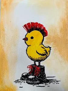 Pollito amarillo con cresta punk y botas negras con cordones rojos