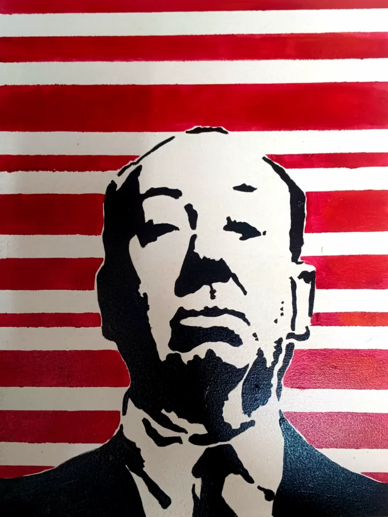 Retrato de Alfred Hitchcock en blanco y negro sobre fondo de franjas rojas y blancas con estética gráfica de alto contraste.