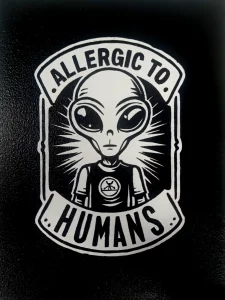 Ilustración de un extraterrestre con el mensaje Allergenic to Humans sobre fondo negro