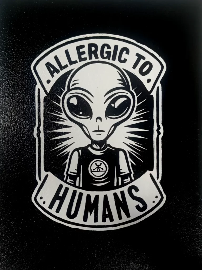 Ilustración de un extraterrestre con el mensaje Allergenic to Humans sobre fondo negro