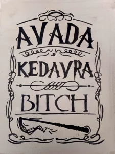 Diseño tipográfico inspirado en Harry Potter con la frase "Avada Kedavra, Bitch" y una varita mágica decorativa.