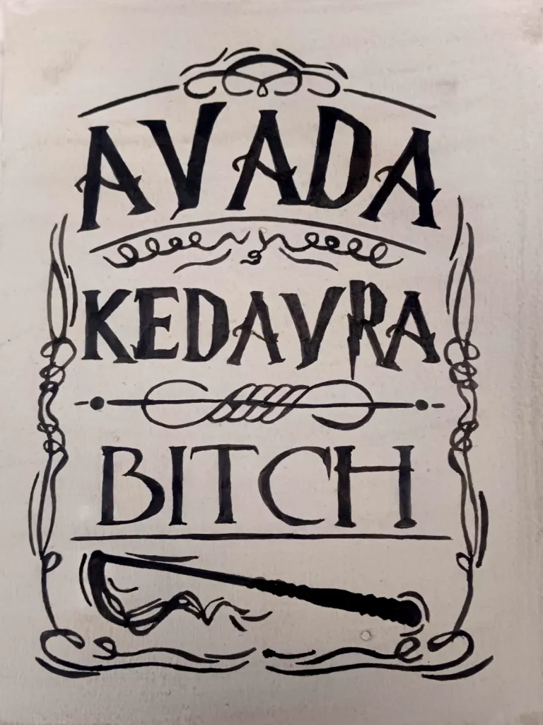 Diseño tipográfico inspirado en Harry Potter con la frase "Avada Kedavra, Bitch" y una varita mágica decorativa.