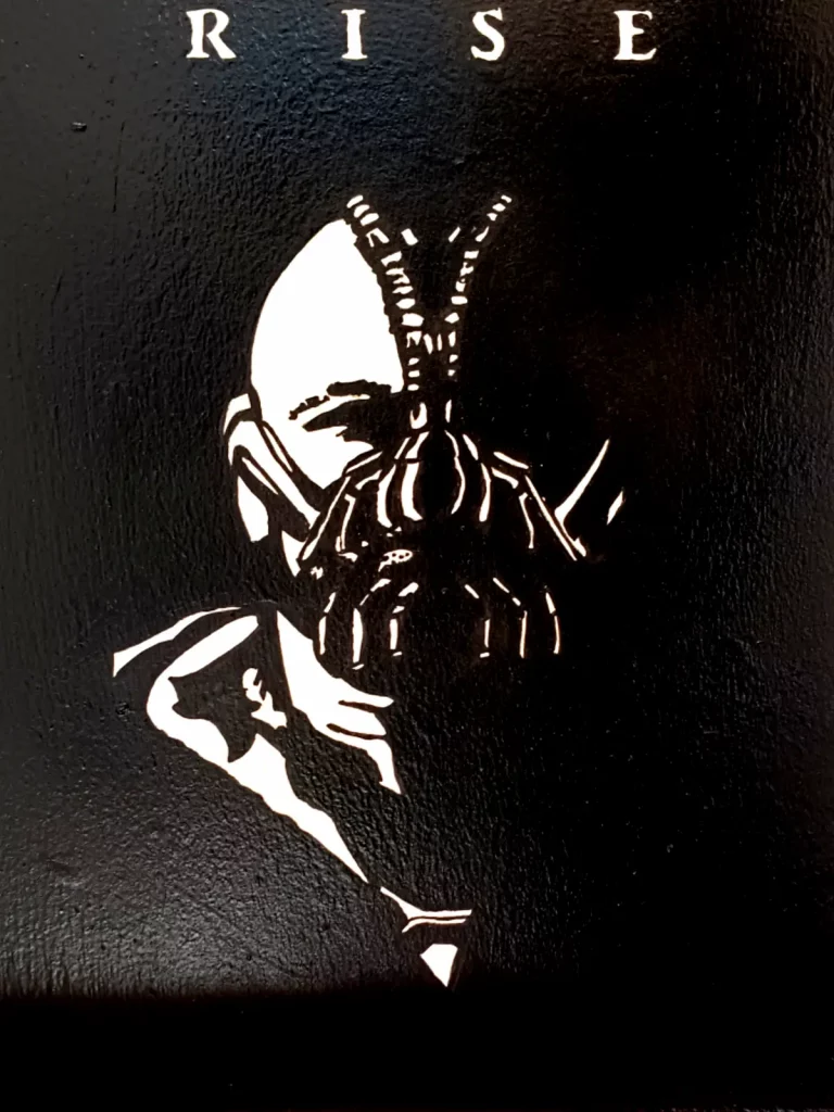 Retrato minimalista de Bane con máscara sobre fondo negro inspirado en El Caballero oscuro