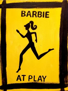 Silueta de Barbie corriendo sobre fondo amarillo inspirada en señales de advertencia y diseño minimalista.