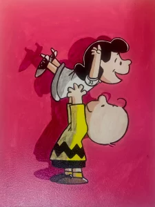 Charlie Brown levantando a Lucy en una escena inspirada en Dirty Dancing sobre fondo rosa