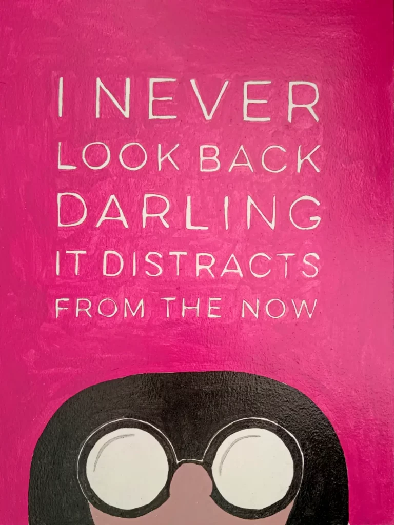 Diseño inspirado en Edna Moda con cita motivacional sobre fondo rosa y gafas redondas características.