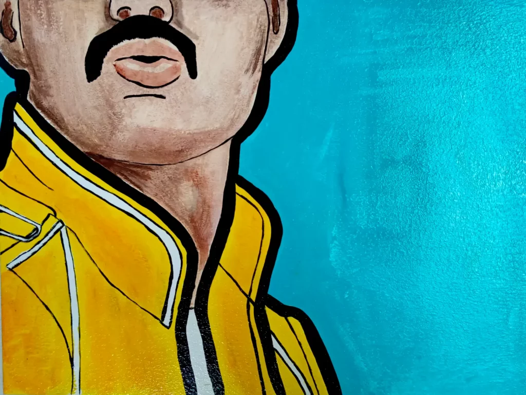Cuadro inspirado en Freddie Mercury con chaqueta amarilla icónica sobre fondo azul turquesa en estilo pop art.