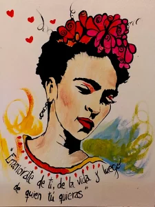 Retrato de Frida Kahlo con corona de flores y frase motivacional pintado sobre fondo blanco