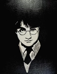 Cuadro de Harry Potter en blanco, negro y grises, con gafas redondas y fondo oscuro de alto contraste.