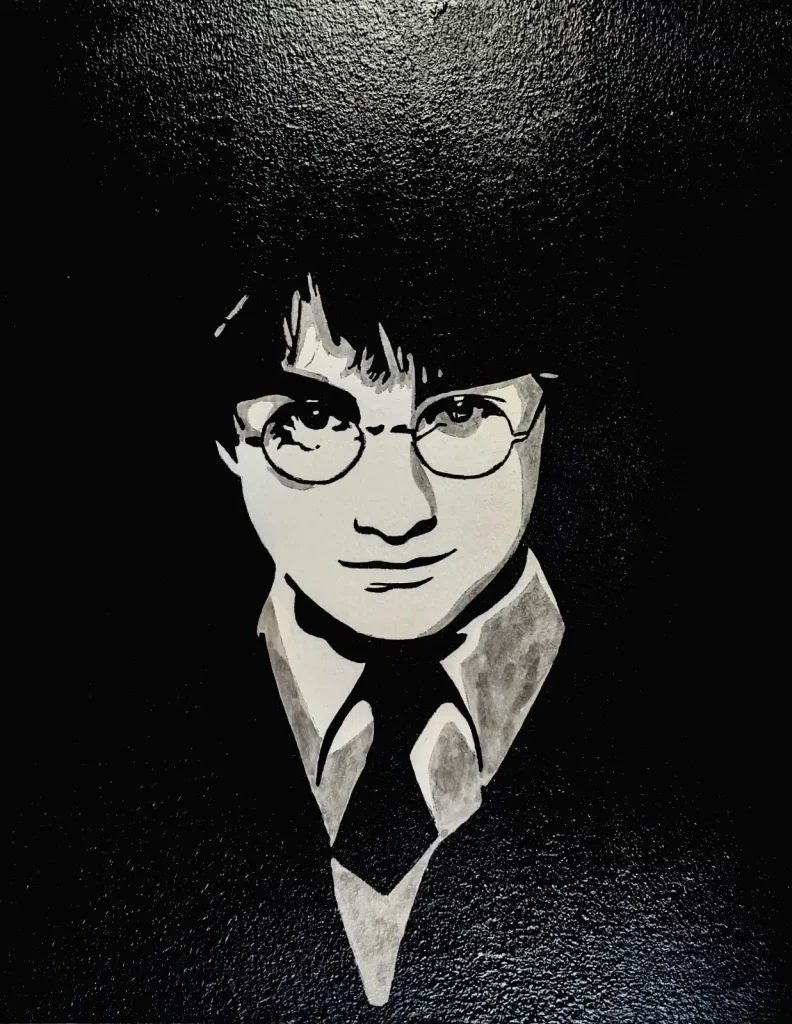Cuadro de Harry Potter en blanco, negro y grises, con gafas redondas y fondo oscuro de alto contraste.