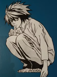 L Lawliet de Death Note agachado en su postura característica sobre fondo azul