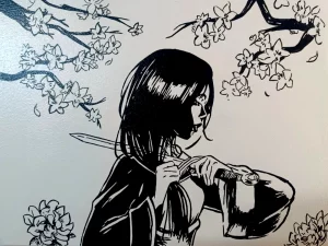 Cuadro en blanco y negro de Mulan sosteniendo una espada bajo flores de cerezo.