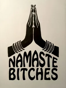 Diseño tipográfico Namaste Bitches con manos en posición de saludo sobre fondo blanco