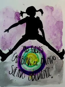 Cuadro con silueta de niña saltando y frase motivadora sobre fondo de acuarelas en tonos violeta y gris.