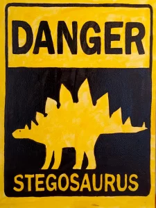 Cartel de peligro con silueta de estegosaurio en amarillo y negro inspirado en señales de advertencia.